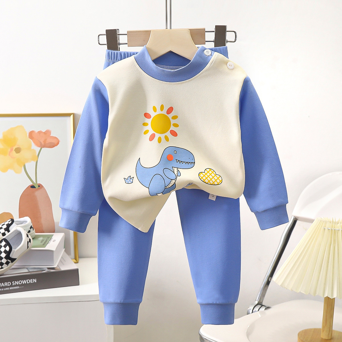 Set autunnale C01: maglietta e pantaloni blu con dinosauro.