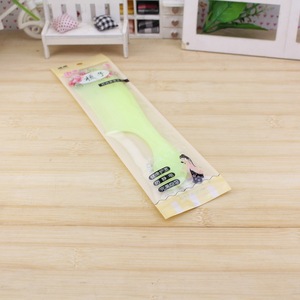 หวีผมพลาสติก 15 ซม. คละสี สำหรับใช้ในบ้าน สีทึบ - Product Image 1