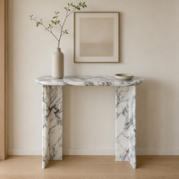 Table console contemporaine sur mesure en marbre blanc Arabescato, plateau semi-ovale en pierre, pieds en dalle, pour entrée, appartement, villa, hôtel