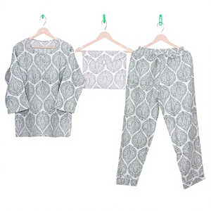 Ensemble de pyjama pour femmes en coton 100% - Modeste, élégant, col rond, motif floral, écologique, confortable, doux, pantalon et chemise à motif uni, sac - Product Image 1