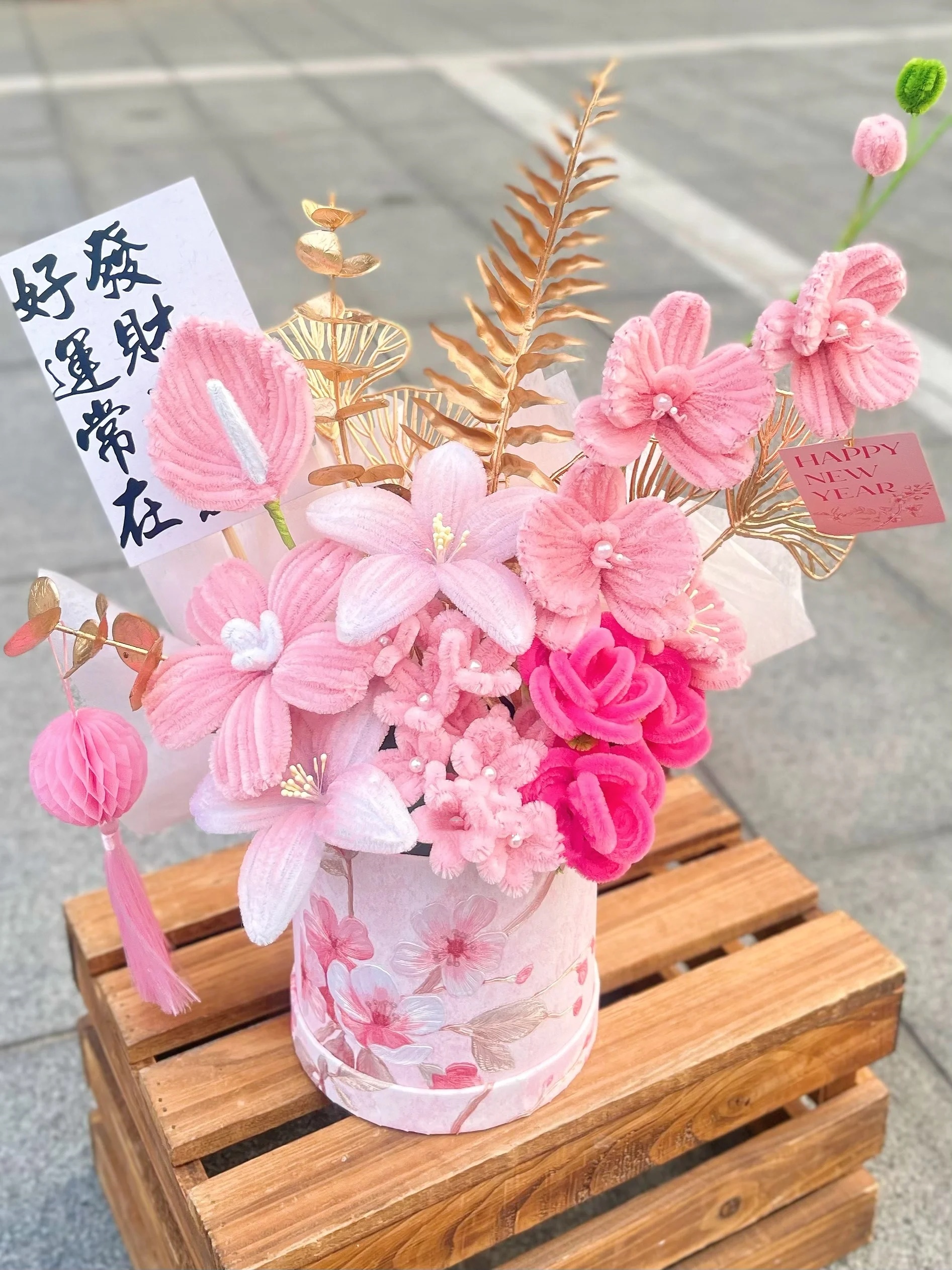 Paquete de material de lirio pequeño con cubo de abrazo de rubor rosa