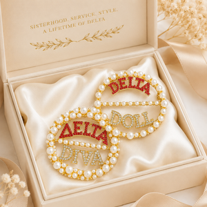 Spilla da bavero da <span class=keywords><strong>donna</strong></span> DST Soror con logo simbolo Delta Diva Delta Doll, decorata con strass rossi <span class=keywords><strong>e</strong></span> perle bianche, per confraternita greca - Product Image 1