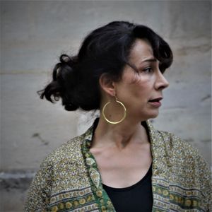 Aros Clásicos de Oro para Mujer, Aros Redondos Minimalistas de Latón, Joyería de Moda Ligera Hecha a Mano al por Mayor - Product Image 1