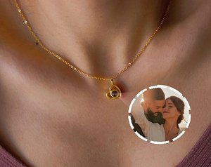 Dina Meilleures ventes Prix usine Collier en laiton plaqué or et Porte-clés cœur avec projection 'Je t'aime' en 100 langues Anniversaire - Product Image 1