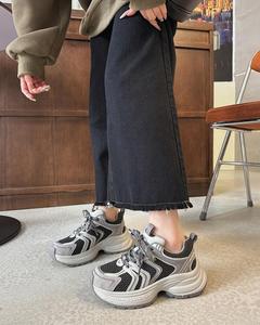 Zapatillas Retro Gruesas Negras y Grises, Calzado Deportivo Versátil con Suela Alta Transpirable de Malla para Mujeres de Baja Estatura - Product Image 1