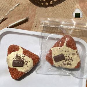 Jouet Squishy Réaliste en Forme de Boule de Riz Triangulaire de 7 cm, Nouveau, au Chocolat au Lait, en TPR, Anti-Stress, Cadeau pour Enfants et Adultes, Idéal pour la Détente - Product Image 4