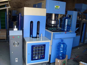 Fábrica de Botellas de 5 Galones, Máquina Sopladora de Envases de 1.5 Litros, Máquina para Fabricar Botellas de PE y PET Procesadas con Componentes PLC - Product Image 2