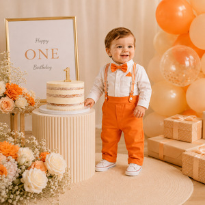Tenue formelle deux pièces pour le 1er anniversaire d'un bébé garçon : chemise blanche à manches longues, pantalon à bretelles orange, nœud papillon - Product Image 4