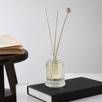 Bouteille diffuseur à roseaux en verre transparent strié, multi-tailles (40ml, 100ml, 200ml), vide, pour huiles essentielles, style vintage à rayures verticales, vente en gros