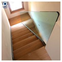 Escalier flottant moderne Prima House avec structure en acier durable, garde-corps personnalisé et marches en bois écologiques