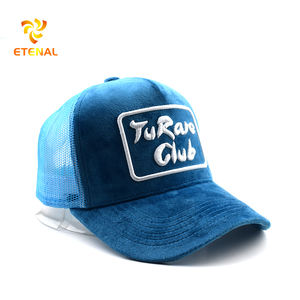 Cappellino Sportivo OEM Personalizzato di Alta Qualità a 5 Pannelli con Logo Ricamato 3D, Rete e Chiusura Snapback, in Velluto Blu Pavone e Tessuto Dobby a Pois - Product Image 1