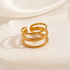 <span class=keywords><strong>Anello</strong></span> Aperto Minimalista Impilabile in Acciaio Inossidabile 304 Placcato Oro con Texture Martellata a Tre Strati per Donna - Product Image 4