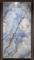 Dalles de pierre frittée de luxe à grain de pierre 1200x2400mm, imperméables et durables pour la décoration murale haut de gamme des KTV, bars, escaliers et espaces extérieurs.