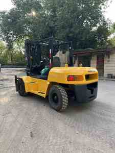 รถยกดีเซล Komatsu FD100 มือสอง รับน้ำหนัก 10 ตัน เสากระโดงสอง/สามท่อน สำหรับใช้งานนอกพื้นที่ราบ นำเข้าจากญี่ปุ่น - Product Image 5