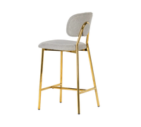 Tabouret de bar et de comptoir haut en tissu capitonné Channel, avec structure en métal doré poli, pour espace de coworking créatif et bistro privé
