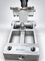Pince de rinçage de bouteille à ressort durable pour machine de remplissage d'eau avec maintien stable et support de col