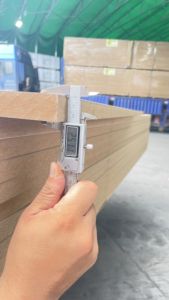 Tablero <span class=keywords><strong>MDF</strong></span> 3mm <span class=keywords><strong>Madera</strong></span> <span class=keywords><strong>de</strong></span> pino Chapa natural Diseño moderno E0 Formaldehído <span class=keywords><strong>Precio</strong></span> barato Hoja <span class=keywords><strong>de</strong></span> panel <span class=keywords><strong>de</strong></span> <span class=keywords><strong>madera</strong></span> <span class=keywords><strong>MDF</strong></span> en bruto para uso en interiores - Product Image 5