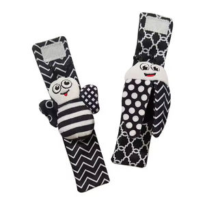 Juguetes para bebés: Set 4 en 1 <span class=keywords><strong>de</strong></span> calcetines y pulseras con sonajero para bebés, diseño <span class=keywords><strong>de</strong></span> abeja y mariquita en blanco y negro, calcetines con sonajero para pies <span class=keywords><strong>de</strong></span> bebé y papel crujiente - Product Image 5