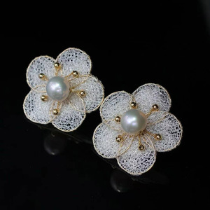 Pendientes de perlas florales con baño de oro de 14K, artesanía italiana en encaje, pendientes de perlas naturales de agua dulce hechos a mano, joyería al por mayor. - Product Image 3