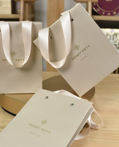 Sac cadeau en papier de spécialité durable imprimé de logo personnalisé pour vêtements cosmétiques parfum poignée de ruban de luxe promotions d'estampage à chaud - Product Image 3