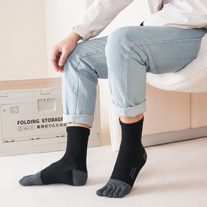 Moda Sporty <span class=keywords><strong>Custom</strong></span> Tube Cotton Men's <span class=keywords><strong>Toe</strong></span> <span class=keywords><strong>Socks</strong></span> Preto Branco Cinza Cinco <span class=keywords><strong>Toe</strong></span> Crew <span class=keywords><strong>Socks</strong></span> para Homens - Product Image 6