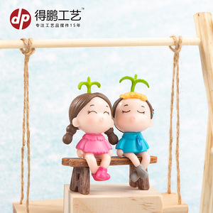 Adorno de columpio en miniatura de pareja de dibujos animados Dp, moldeado por inyección, decoración de escritorio para el Día de San Valentín - Product Image 1