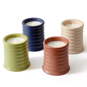 Vela Aromática de Cera de Soja Orgánica Hecha a Mano de Lujo al por Mayor, Vela Perfumada en Lata de Cerámica de Color para Decoración del Hogar y Días Festivos - Product Image 1