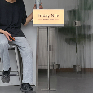 Caisson lumineux vertical Panneaux d'affichage personnalisés double face enseigne debout lumineuse mobile rechargeable enseigne debout - Product Image 1