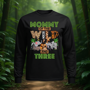 Camiseta de manga larga Mommy Of The Wild And Three, camiseta de cumpleaños con diseño de safari en la jungla - Product Image 3