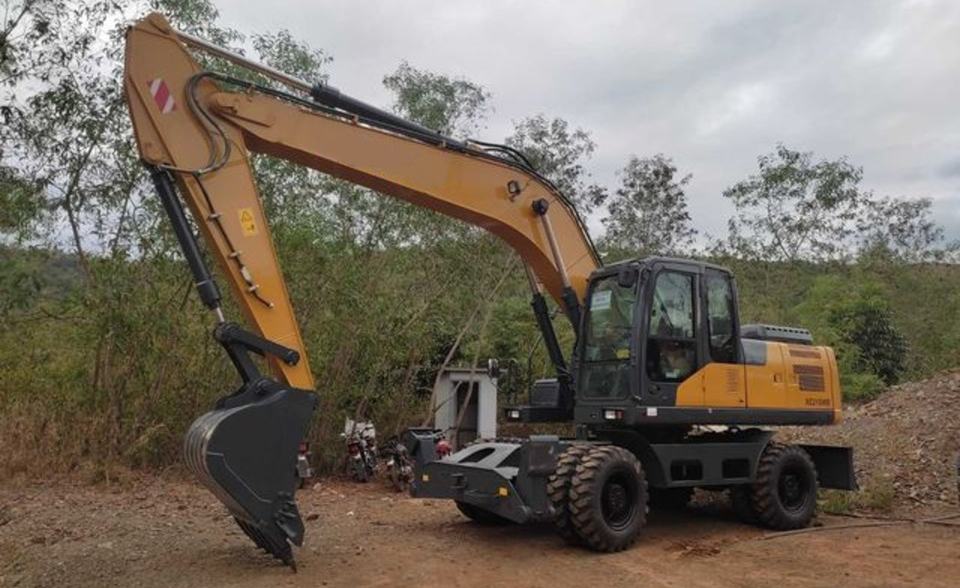 Yellow Color Machine Wheel XE210WB Wheel Hydraulic Excavation Machine with Enclosed Cabin for City ...