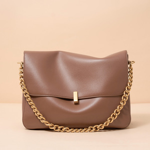 Sac fourre-tout pour femmes au design tendance, sac à bandoulière en cuir avec chaîne, grande capacité, sac à main rétro souple pour femmes - Product Image 3