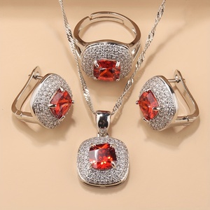 Un ensemble de bijoux luxueux avec des éléments élégants et classiques pour les mariées et les demoiselles d'honneur, incluant de la zircone cubique de haute qualité - Product Image 4
