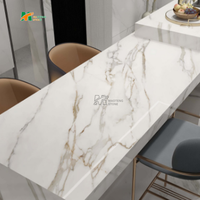 Dalle de pierre frittée blanche MT Stone avec fines veines orange pour comptoir de cuisine et carrelage mural