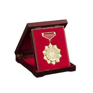 2021 heißer Verkauf Logo Bedruckte Rot Luxus Futter Medaillen Holz Boxen Fall Holz Gold Medaille Box