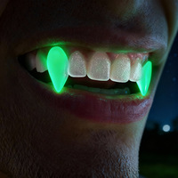 Jouet de farce d'Halloween : Dents de vampire lumineuses, crocs de zombie réalistes en résine pour accessoires de déguisement de fête costumée