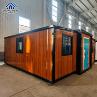 Maison modulaire à panneaux en bois grainé verticaux, revêtement extérieur brun brillant, cadre noir, fenêtres à persiennes, villa familiale préfabriquée prête à vivre