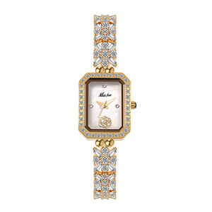 Montre en céramique luxueuse et élégante avec résistance à l'eau et incrustation de diamants. Modèle féminin. - Product Image 3