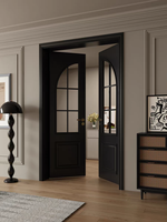 Porte en bois à charnières de style médiéval, peinture noire, lignes profondes, style Mid-Century, double porte avec verre dépoli et ligne arquée