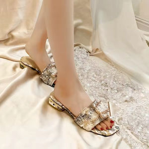 Tendencia de Moda Verano 2025: Sandalias de Tacón Grueso con Piedras Preciosas para Mujer, para Uso en Exteriores - Product Image 4