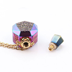 Collier pendentif bouteille de parfum en pierre de cristal à facettes pour femme - Product Image 3