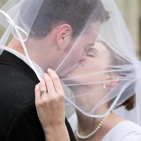 Voile de mariée simple en tulle court pour femme, bord en satin avec peigne, pour mariage et enterrement de vie de jeune fille