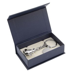 Set Regalo Portachiavi in Metallo Blu con Ciondolo a Forma di Aereo - Product Image 1