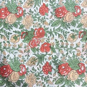 Tela de Algodón con Estampado Artesanal - Blanco Hueso con Motivo de Jardín de Rosas Rosa Coral y Amarillo, Blanco Hueso, Rosa Coral y Rosa Melocotón - Product Image 6