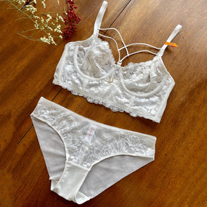 Vente directe usine Ensemble de lingerie ultra fin pour femme, soutien-gorge à armatures et culotte, en dentelle sexy ajourée à bretelles - Product Image 6