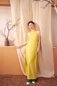 Robe Ao Dai en soie brocart de style halter avec superposition en mousseline de soie, chrysanthème de lune vietnamien, KAD33 - Product Image 3