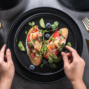 Nhà Máy Trực Tiếp Hotelware Matt Đen Bắc Âu Nhà Hàng Đồ Đá Phục Vụ Món Ăn Nhật Bản Gốm Vòng Phẳng Bữa Ăn Tối Phẳng Tấm Bộ - Product Image 5