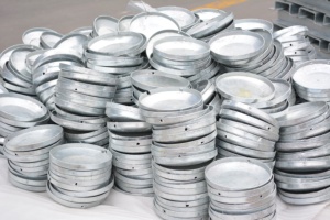 ระบบราวกันตกเหล็กความแข็งแรงสูงสำหรับความปลอดภัยบนทางหลวง ราวกันตกแบบ W Beam และแบบสามคาน พร้อมการเคลือบผิวด้วยการจุ่มร้อนแบบกัลวาไนซ์ - Product Image 4