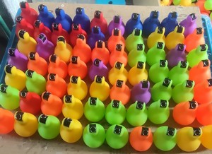 Yenilik promosyon hediye özelleştirilmiş yumuşak PVC el sıkmak hakem düdük hafif tutam düdük ile kordon - Product Image 5