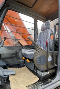 Excavatrice sur chenilles Hitachi ZX200 d'occasion, économique et fiable, adaptée aux travaux de construction en Afrique. - Product Image 6