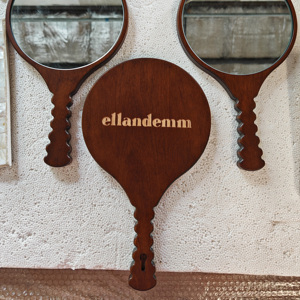 Biểu Tượng Tùy Chỉnh Hiện Đại Vòng Bằng Gỗ Nâu Cầm Tay Gương Thân Thiện Với Môi Bền Vẻ Đẹp Trang Điểm Chải Chuốt Gương 30x17.5x1.6cm - Product Image 1